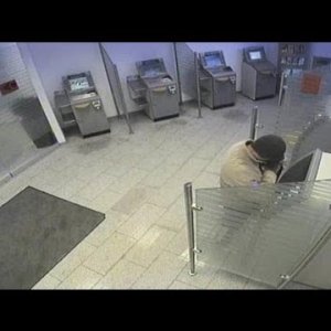 Bankautomaten-Mafia: Neue Tricks mit Klebeband und Teppichleiste - SPIEGEL TV Magazin
