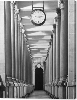leinwandbilder-lange-colonnafe-korridor-mit-saulen-und-uhr-hangen-von-der-decke-kloster-perspektive-schwarz-weis-bild.jpg
