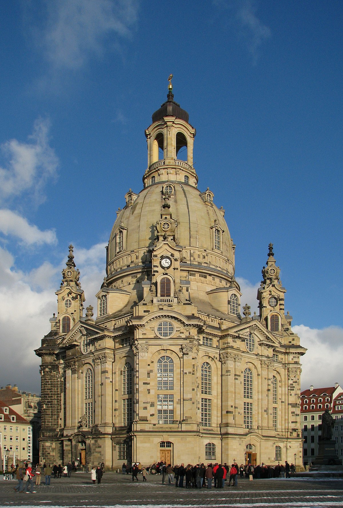 1200px-100130_150006_Dresden_Frauenkirche_winter_blue_sky-2.jpg