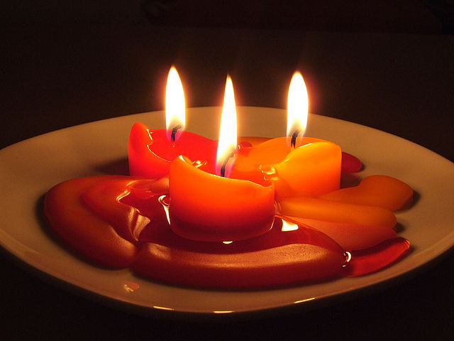 640px-Candles_in_the_dark.jpg