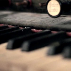 Arturo Cardelús - Tacones Lejanos - YouTube