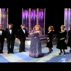 POP+SWING+JAZZ+CHORUS+SCHLAGER+FEMALE: Caterina Valente & Botho-Lucas-Chor - Und dazu braucht der Mensch Musik (DE TV 1977)