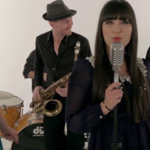 FEMALE+POP+GROOVE+DISCO+COVER VERSION+HOME STUDIO LIVE: Soul Chic - Groove is in the Heart (Deee-Lite Cover) (AU 2016)