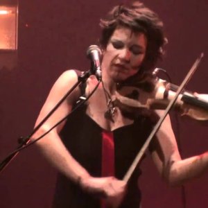 SLEEPYTIME GORILLA MUSEUM au RIO 2010 - YouTube