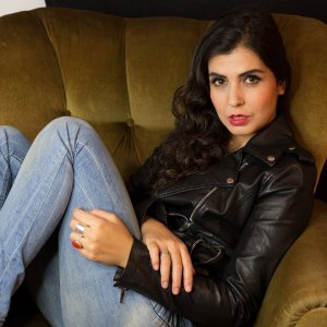 Özlem Bulut - Aşk Bitmez [Official Video] (AT 2014)