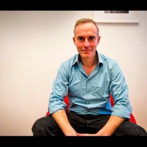 INTERVIEW+COMEDY+AUF DEM ROTEN STUHL: Johann König "Helge Schneider darf nicht aufhören" (AT 2017)