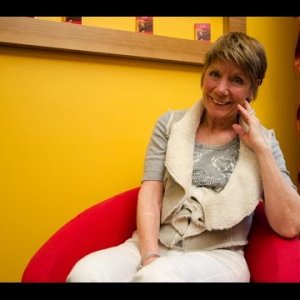 INTERVIEW+BIO: AUF DEM ROTEN STUHL | Erika DEUTINGER "Die Hanni Sackbauer gehört zu mir" (AT 2015)