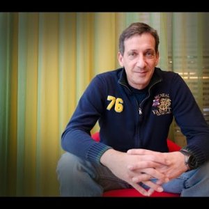 INTERVIEW+BIO: AUF DEM ROTEN STUHL | VIKTOR GERNOT "Zum 50er immer noch Existenzängste" (AT 2015)