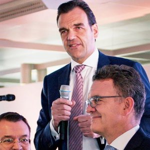 Die Reichen und Mächtigen: Wer regiert Deutschland? - Ungleichland (3/3): Macht | WDR Doku - YouTube