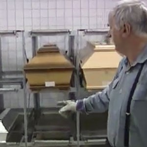 DOKU+WIEN+CHRONIK: Die Pompfüneberer - Ein Tag auf dem Wiener Zentralfriedhof (AT 1994)