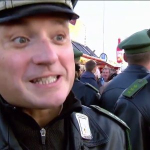 DOKU+OKTOBERFEST+ALKOHOLISMUS(S)+DEKADENZ+EXZESS+POLIZEI: Nachtschicht im Einsatz & Großeinsatz auf dem Oktoberfest (ZDF 2016)