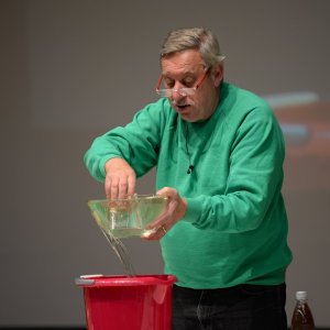 SENDUNG-MIT-DER-MAUS+VORTRAG: Christoph Biemann aus der „Sendung mit der Maus“ experimentiert (DE 2019)