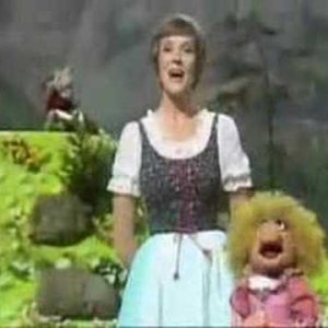 MUPPETS+KIDS+FOLK+JODEL+MUSICAL: The Muppet Show - Julie Andrews - The Lonely Goatherd (Sound of Music) (US 1977)