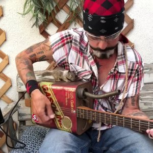 TIER+MENSCH+POP+SONGS+MUSIC+FOR+ANIMALS: Christopher Ameruoso - Hazel's tinniest Friend Leonard the Ground Squirrel loves the Gas Can Guitar (US 2021)