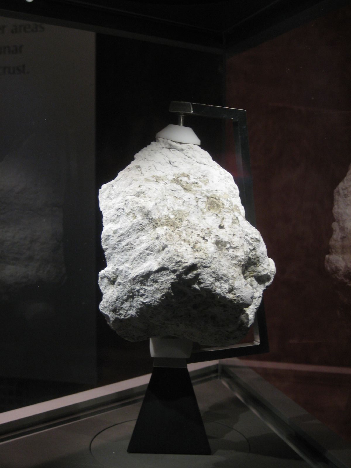 Lunar_Ferroan_Anorthosite_%2860025%29.jpg
