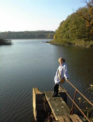 Brigitte-an-einem-Blumberger-Teich.jpg