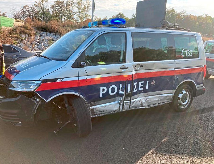 Polizei-schlepperBreiteKLEINER1200pix.jpg